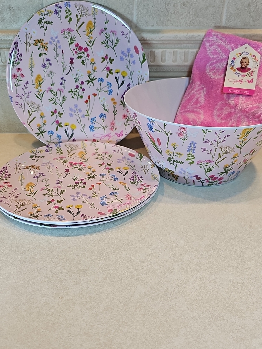 Dolly Parton Set Of 4 10in.Melamine Dinner Plates/Serving Bowl & Kitchen Towel